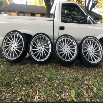 22” staggered Giovanni rims 