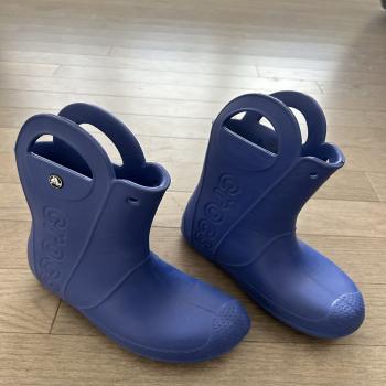 new kids Crocs boots sz2 