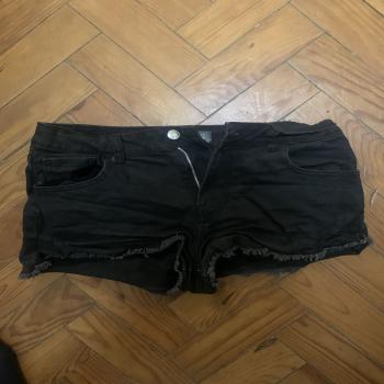 2 denim shorts for 20€